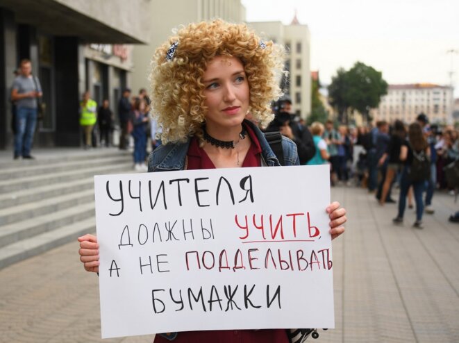 Manifestation le 25 août 2020 devant le ministère de l'éducation. Sur la banderole : "Les enseignants doivent enseigner, pas faire de faux papiers." © Evgeny Odinokov /Sputnik/AFP Manifestation le 25 août 2020 devant le ministère de l'éducation. Sur la banderole : "Les enseignants doivent enseigner, pas faire de faux papiers." © Evgeny Odinokov /Sputnik/AFP