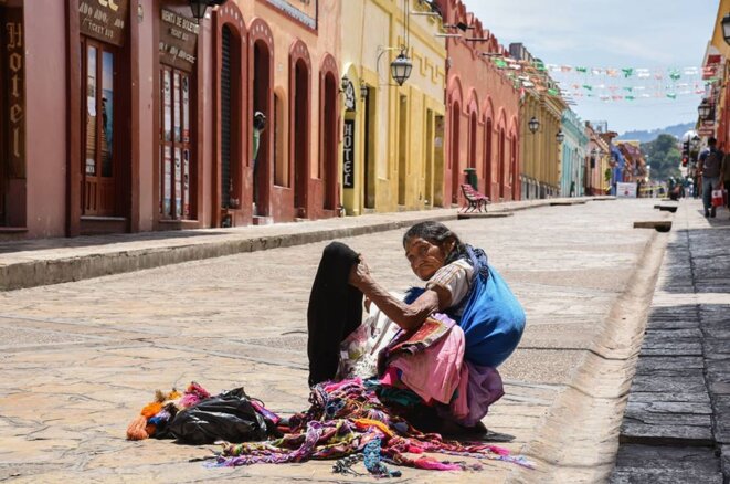 Vendeuse d'artisanat dans la rue principale de San Cristóbal de las Casas, désertée pendant l'épidémie de Covid-19 © @isaacguzmanphoto Vendeuse d'artisanat dans la rue principale de San Cristóbal de las Casas, désertée pendant l'épidémie de Covid-19 © @isaacguzmanphoto