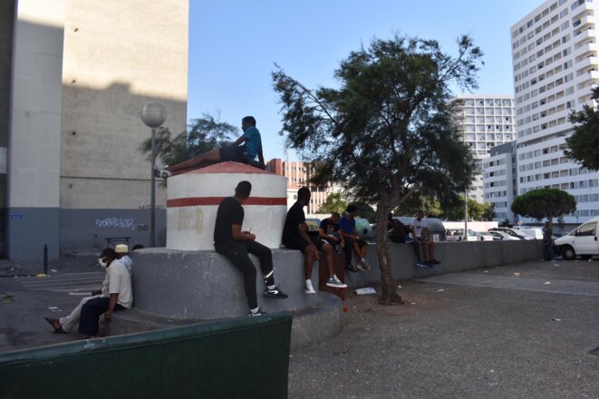 Deux générations au pied des tours de Félix-Pyat. Sur la droite, "Miami". © Julie Déléant Deux générations au pied des tours de Félix-Pyat. Sur la droite, "Miami". © Julie Déléant