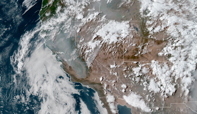 Vue satellite de l'ouest des États-Unis avec les fumées des incendies couvrant la Californie. © Stuart Rankin/Flickr Vue satellite de l'ouest des États-Unis avec les fumées des incendies couvrant la Californie. © Stuart Rankin/Flickr