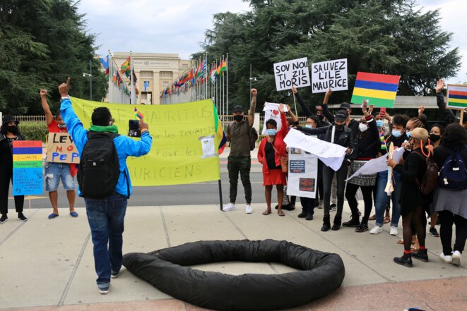 Les Mauriciens ont fait entendre leurs demandes face au siège des Nations Unies, ce vendredi 28 août 2020 © Jean-Luc Mootoosamy/ Media Expertise Les Mauriciens ont fait entendre leurs demandes face au siège des Nations Unies, ce vendredi 28 août 2020 © Jean-Luc Mootoosamy/ Media Expertise