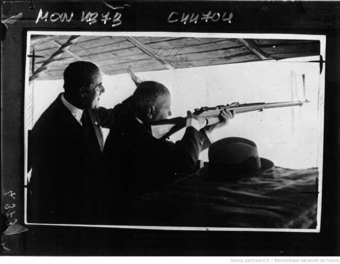 À l'occasion des fêtes décennales fascistes, à Rome en 1938, Mussolini ouvre le concours de tir sur silhouette fixe. © Gallica/BnF À l'occasion des fêtes décennales fascistes, à Rome en 1938, Mussolini ouvre le concours de tir sur silhouette fixe. © Gallica/BnF