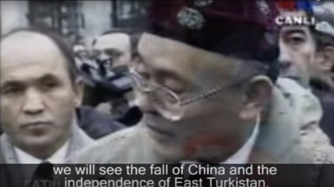 Erkin Alptekin appelant à la "chute de la Chine" lors des funérailles de son père. Tiré du film de la WUC, "Les leaders ouïghours en exil".