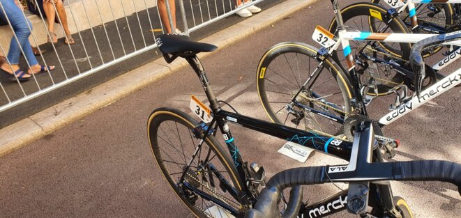 La selle de Romain Bardet, dans le paddock des coureurs (interdit à la presse). La selle de Romain Bardet, dans le paddock des coureurs (interdit à la presse).