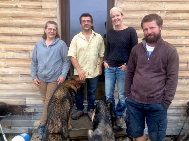 De gauche à droite : Martine Roux, Simon Segretain, Audrey Lejeune et Baptiste Vialet, tous membres de la Confédération paysanne. Et les deux chiens qui ont peur du loup. © JLLT / MP