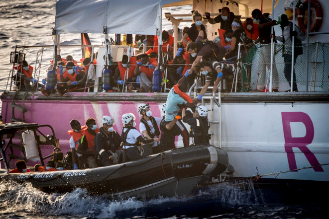Des migrants recueillis par le « Louise-Michel » sont transférés vers le « Sea-Watch 4 ». © AFP