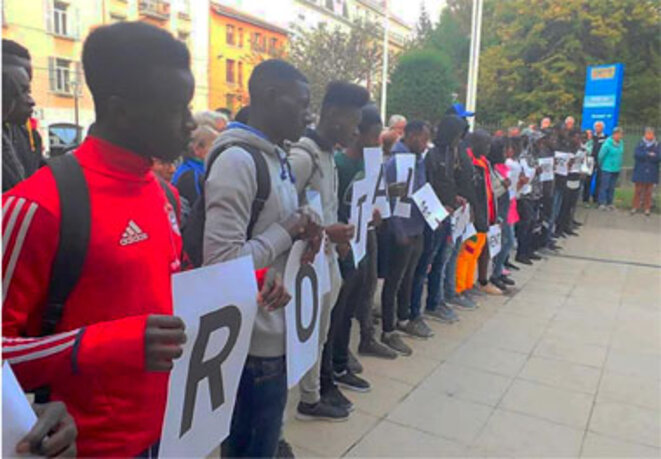 Mineurs isolés et jeunes majeurs / manif devant de département de l'Isère Mineurs isolés et jeunes majeurs / manif devant de département de l'Isère
