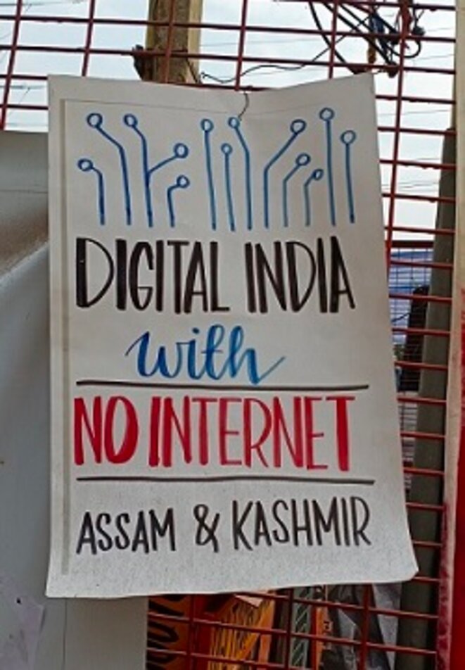 Affiche dénonçant le siège numérique au Cachemire et à Assam lors des manifestations de Shaheeh Bagh. 7 janvier 2020 Affiche dénonçant le siège numérique au Cachemire et à Assam lors des manifestations de Shaheeh Bagh. 7 janvier 2020