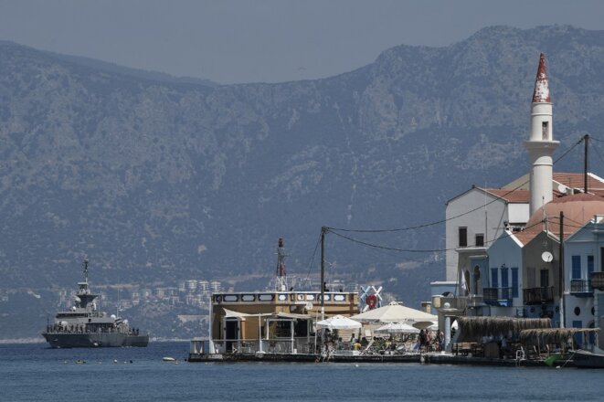 La petite île de Kastellorizo et au loin la ville turque de Kas le 28 août 2020. © Louisa Gouliamaki/AFP La petite île de Kastellorizo et au loin la ville turque de Kas le 28 août 2020. © Louisa Gouliamaki/AFP
