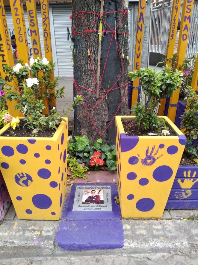 Plaque en hommage de Dilan Cruz, tué par un policier anti-émeutes en novembre 2019. © Claudia Lancheros Plaque en hommage de Dilan Cruz, tué par un policier anti-émeutes en novembre 2019. © Claudia Lancheros