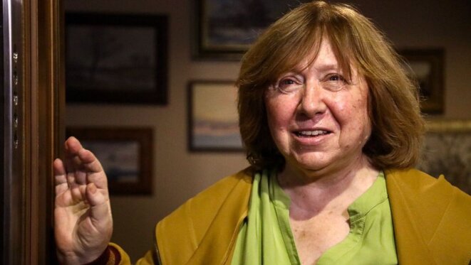 Svetlana Alexiévitch parle aux journalistes qui sont venus la soutenir © tut.by Svetlana Alexiévitch parle aux journalistes qui sont venus la soutenir © tut.by