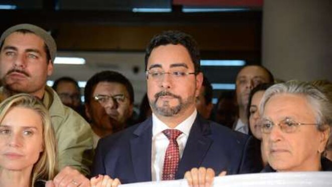En 2017, le juge fédéral Marcelo Bretas (au centre) a reçu le soutien d'artistes, comme Caetano Veloso, pour "Lava Jato". © DR En 2017, le juge fédéral Marcelo Bretas (au centre) a reçu le soutien d'artistes, comme Caetano Veloso, pour "Lava Jato". © DR