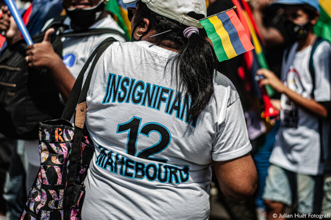 "Insignifiant", terme lâché par un membre du gouvernement pour qualifier la marche historique du 29 août, sur des T-Shirts et pancartes de manifestants ce 12 septembre. © Julian Huët Fotografi "Insignifiant", terme lâché par un membre du gouvernement pour qualifier la marche historique du 29 août, sur des T-Shirts et pancartes de manifestants ce 12 septembre. © Julian Huët Fotografi