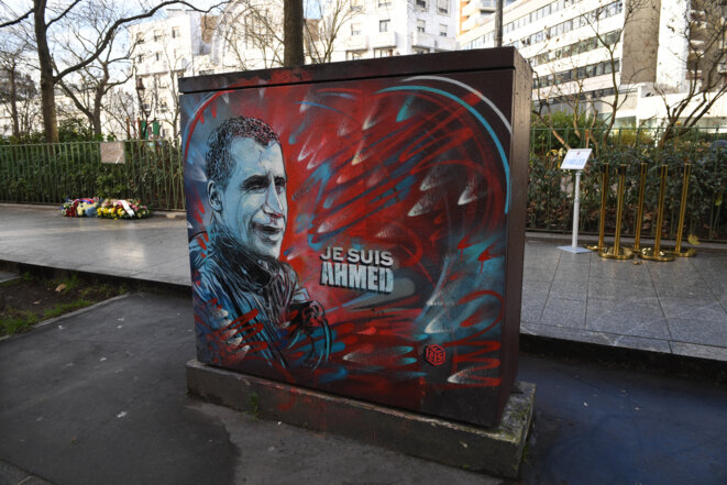 Hommage au policier Ahmed Merabet. © ERIC FEFERBERG / AFP Hommage au policier Ahmed Merabet. © ERIC FEFERBERG / AFP