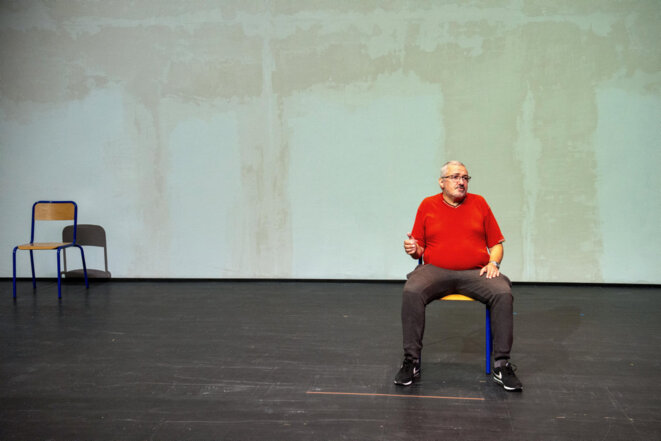"La Trêve", conception et écriture Olivier Coulon-Jablonka, Sima Khatami, Alice Carré; mise en scène Olivier Coulon-Jablonka; cinéaste Sima Khatami; dramaturge Alice Carré, avec les résidents du centre d'hébergement d'urgence de Fort d'Aubervilliers, et des paroles d'urbanistes; création à La Commune CDN d'Aubervilliers le 12 septembre 2020. © Willy Vainqueur "La Trêve", conception et écriture Olivier Coulon-Jablonka, Sima Khatami, Alice Carré; mise en scène Olivier Coulon-Jablonka; cinéaste Sima Khatami; dramaturge Alice Carré, avec les résidents du centre d'hébergement d'urgence de Fort d'Aubervilliers, et des paroles d'urbanistes; création à La Commune CDN d'Aubervilliers le 12 septembre 2020. © Willy Vainqueur