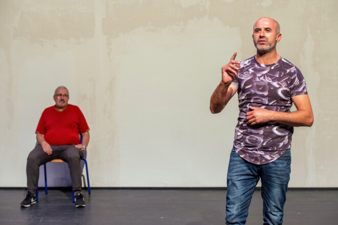 "La Trêve", conception et écriture Olivier Coulon-Jablonka, Sima Khatami, Alice Carré; mise en scène Olivier Coulon-Jablonka; cinéaste Sima Khatami; dramaturge Alice Carré, avec les résidents du centre d'hébergement d'urgence de Fort d'Aubervilliers, et des paroles d'urbanistes; création à La Commune CDN d'Aubervilliers le 12 septembre 2020. © Willy Vainqueur "La Trêve", conception et écriture Olivier Coulon-Jablonka, Sima Khatami, Alice Carré; mise en scène Olivier Coulon-Jablonka; cinéaste Sima Khatami; dramaturge Alice Carré, avec les résidents du centre d'hébergement d'urgence de Fort d'Aubervilliers, et des paroles d'urbanistes; création à La Commune CDN d'Aubervilliers le 12 septembre 2020. © Willy Vainqueur