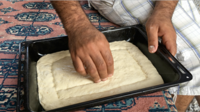Des pains pour les réfugiés du camp de Moria. © SF