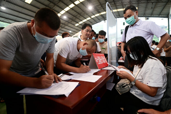 Un salon de l’emploi le 20 août à Conjiang, dans le sud-ouest de la Chine. © STR/AFP Un salon de l’emploi le 20 août à Conjiang, dans le sud-ouest de la Chine. © STR/AFP