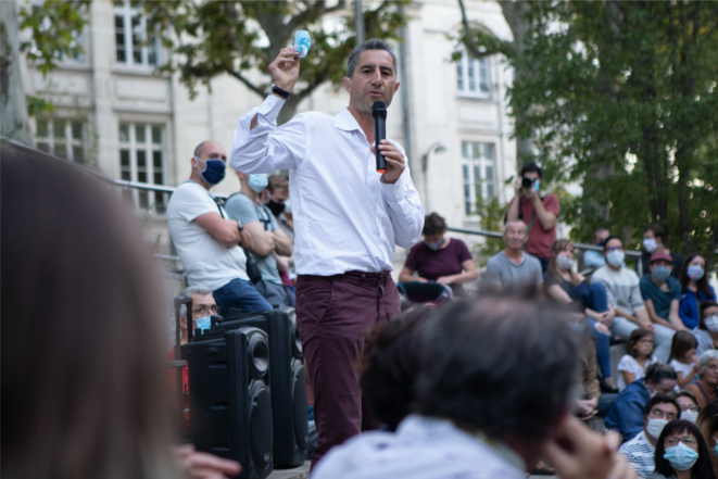 Le député La France insoumise (LFI) Francois Ruffin anime une réunion publique devant des sympathisants lyonnais, place Guichard à Lyon. Lors de ce meeting, le député a réclamé un moratoire sur le déploiement de la 5G, la nouvelle génération de téléphonie mobile, en France. © Sébastien Rieussec / Hans Lucas via AFP