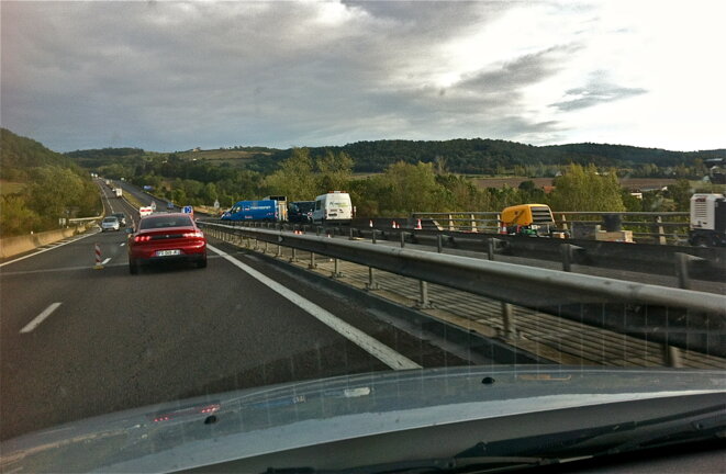 Des zones de travaux à n'en plus finir, vitesse réduite, une seule file, et le même tarif que d'habitude à la barrière de péage © Patrice Morel (septembre 2020) Des zones de travaux à n'en plus finir, vitesse réduite, une seule file, et le même tarif que d'habitude à la barrière de péage © Patrice Morel (septembre 2020)