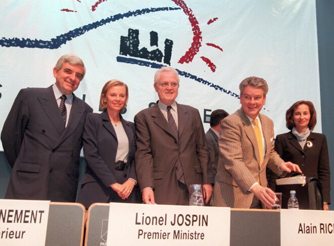 Au colloque de Villepinte, en 1997. © AFP Au colloque de Villepinte, en 1997. © AFP