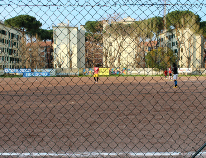 Des réfugiés et demandeurs d'asile suivent un entrainement de foot © Lea Lavigne Des réfugiés et demandeurs d'asile suivent un entrainement de foot © Lea Lavigne