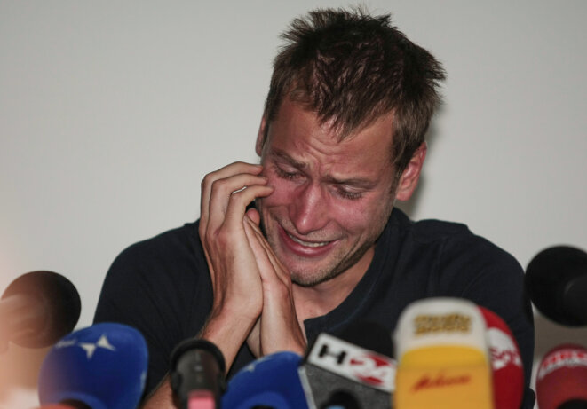 Alex Schwazer, en larmes, lors de la conférence de presse qu’il donne en 2012 et lors de laquelle il reconnaît s’être dopé. © AFP Alex Schwazer, en larmes, lors de la conférence de presse qu’il donne en 2012 et lors de laquelle il reconnaît s’être dopé. © AFP