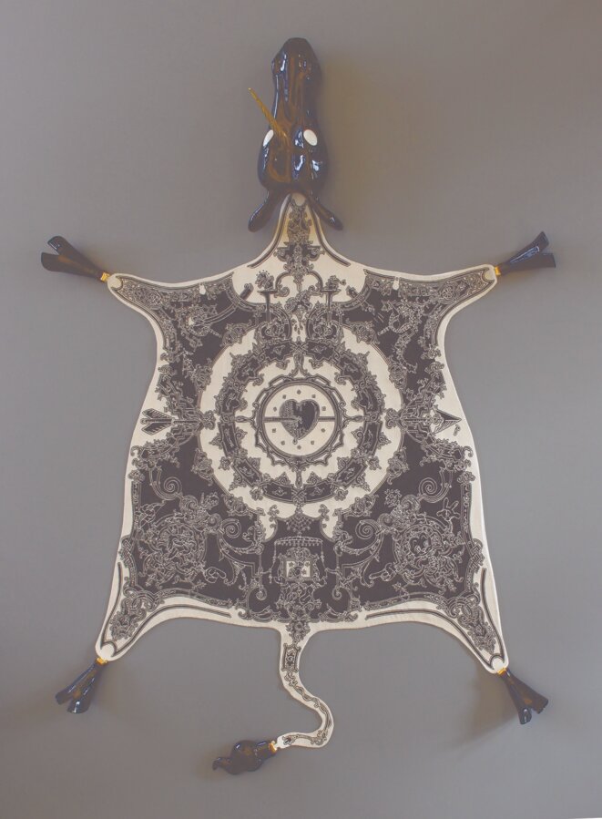 Nicolas Buffe, "Peau de licorne", Appel à la création 2010, Grand Prix, Tissage: Atelier Patrick Guillot, Aubusson, 2010; Porcelaine: CRAFT Centre de recherche des Arts du feu et de la terre, Limoges, 0,67 x 3,45 x 2,38 m, tapisserie de basse lisse (corps), chaîne coton, trame en laine et soie, porcelaine (tête et sabots) © Photo : Cité de la Tapisserie Nicolas Buffe, "Peau de licorne", Appel à la création 2010, Grand Prix, Tissage: Atelier Patrick Guillot, Aubusson, 2010; Porcelaine: CRAFT Centre de recherche des Arts du feu et de la terre, Limoges, 0,67 x 3,45 x 2,38 m, tapisserie de basse lisse (corps), chaîne coton, trame en laine et soie, porcelaine (tête et sabots) © Photo : Cité de la Tapisserie