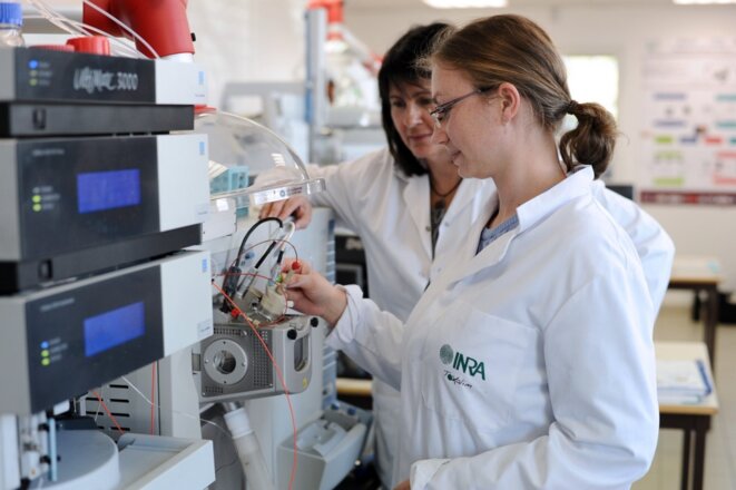 Des chercheuses de l'Inra travaillent sur les propriétés du Bisphénol A, près de Toulouse en 2015. © AFP/Rémy Gabalda. Des chercheuses de l'Inra travaillent sur les propriétés du Bisphénol A, près de Toulouse en 2015. © AFP/Rémy Gabalda.