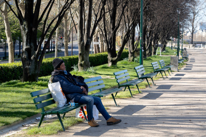 Un sans-abri, sur les bords de Seine, au printemps 2020. © AFP Un sans-abri, sur les bords de Seine, au printemps 2020. © AFP