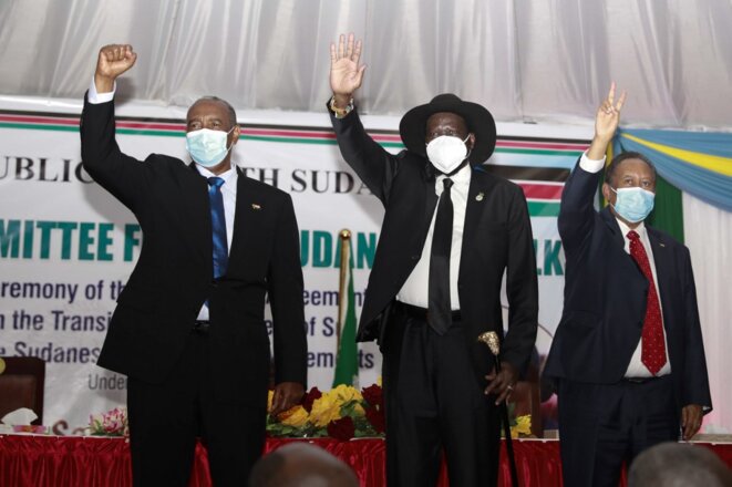Le président du Conseil de transition du Soudan, Abdel Fattah (à gauche), et le président du Soudan du Sud, Salva Kiir (deuxième à gauche), à Juba, au Soudan du Sud, le 31 août 2020. © Akuot Chol/AFP Le président du Conseil de transition du Soudan, Abdel Fattah (à gauche), et le président du Soudan du Sud, Salva Kiir (deuxième à gauche), à Juba, au Soudan du Sud, le 31 août 2020. © Akuot Chol/AFP