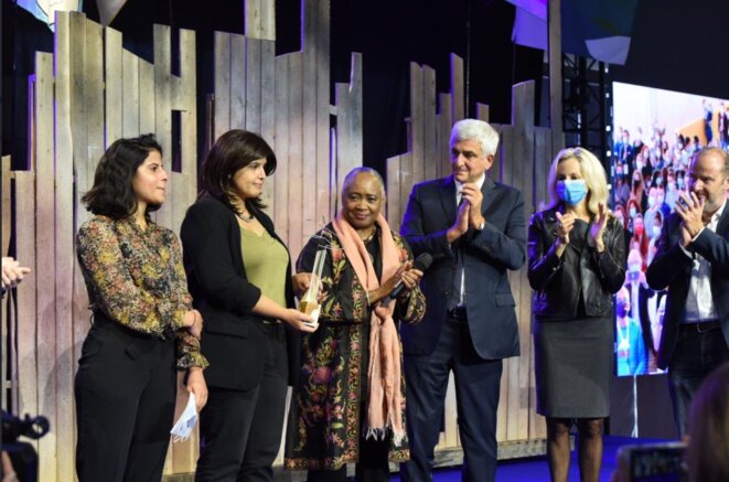3e édition du Forum mondial Normandie pour la Paix : Lina et Alia recevant le Prix Liberté, en présence de Barbara Hendricks, marraine du Forum, et d’Hervé Morin, président de la Région Normandie 3e édition du Forum mondial Normandie pour la Paix : Lina et Alia recevant le Prix Liberté, en présence de Barbara Hendricks, marraine du Forum, et d’Hervé Morin, président de la Région Normandie