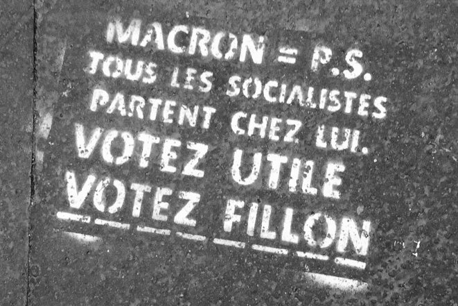 Pochoir anti-Macron et pro-Fillon sur un trottoir parisien (inscription antérieure au 1er tour de la présidentielle de 2017: photo prise le 6 mai 2017). © «Lorie Shaull»/Wikimedia Commons, lic. CC-BY-SA int. 4.0. Pochoir anti-Macron et pro-Fillon sur un trottoir parisien (inscription antérieure au 1er tour de la présidentielle de 2017: photo prise le 6 mai 2017). © «Lorie Shaull»/Wikimedia Commons, lic. CC-BY-SA int. 4.0.