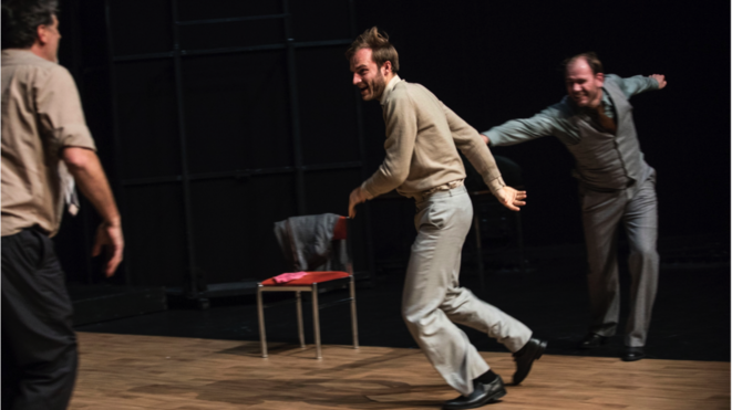 "Aux éclats" conception, mise en scène et scénographie nathalie béasse / avec étienne fague, clément goupille, stéphane imbert / musique originale julien parsy / lumière natalie gallard / régie son tal agam, nicolas lespagnol-rizzi / régie plateau max belland / construction décor julien boizard, corinne forget, philippe ragot; création le 4 novembre 2019 au Quai - CDN Angers / Pays de la Loire © Jean-Louis Fernandez "Aux éclats" conception, mise en scène et scénographie nathalie béasse / avec étienne fague, clément goupille, stéphane imbert / musique originale julien parsy / lumière natalie gallard / régie son tal agam, nicolas lespagnol-rizzi / régie plateau max belland / construction décor julien boizard, corinne forget, philippe ragot; création le 4 novembre 2019 au Quai - CDN Angers / Pays de la Loire © Jean-Louis Fernandez