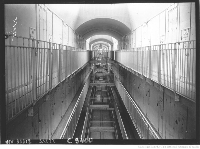 La prison de Fresnes, couloir central - Agence Meurisse 1913 (Bibliothèque nationale de France) La prison de Fresnes, couloir central - Agence Meurisse 1913 (Bibliothèque nationale de France)