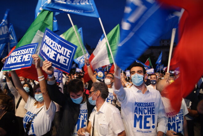 Des partisans de Matteo Salvini arborent des pancartes et des tee-shirts « Processate anche me » (« Intentez-moi un procès à moi aussi ! ») lors d’un meeting à Catane, vendredi. © CD Des partisans de Matteo Salvini arborent des pancartes et des tee-shirts « Processate anche me » (« Intentez-moi un procès à moi aussi ! ») lors d’un meeting à Catane, vendredi. © CD
