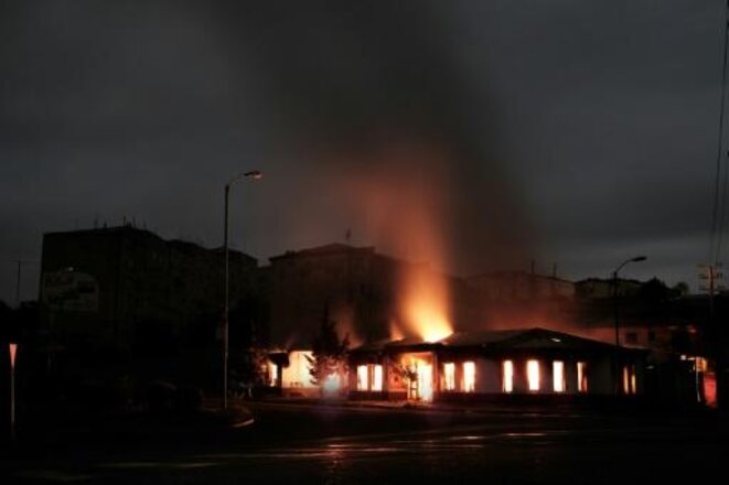 Un bâtiment brûle après des bombardements sur la ville de Stepanakert, le 4 octobre. © Armenian Government/AFP