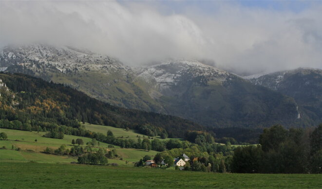 Maison blanche au hameau des Françons (Lans-en-Vercors) © Patrice Morel (octobre 2020) Maison blanche au hameau des Françons (Lans-en-Vercors) © Patrice Morel (octobre 2020)