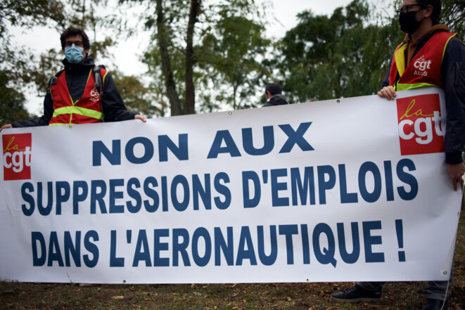 Des syndicalistes CGT manifestent à Toulouse le 3 octobre, pour demander une mutation écologique du secteur aéronautique. © Alain Pitton / NurPhoto via AFP