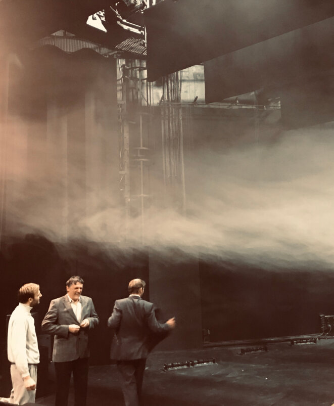 "Aux éclats" conception, mise en scène et scénographie nathalie béasse / avec étienne fague, clément goupille, stéphane imbert / musique originale julien parsy / lumière natalie gallard / régie son tal agam, nicolas lespagnol-rizzi / régie plateau max belland / construction décor julien boizard, corinne forget, philippe ragot; création le 4 novembre 2019 au Quai - CDN Angers / Pays de la Loire © Nathalie Béasse "Aux éclats" conception, mise en scène et scénographie nathalie béasse / avec étienne fague, clément goupille, stéphane imbert / musique originale julien parsy / lumière natalie gallard / régie son tal agam, nicolas lespagnol-rizzi / régie plateau max belland / construction décor julien boizard, corinne forget, philippe ragot; création le 4 novembre 2019 au Quai - CDN Angers / Pays de la Loire © Nathalie Béasse
