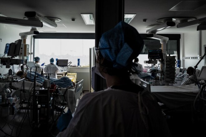 Dans l’unité de soins intensifs de l’hôpital de la Croix-Rousse, à Lyon. © Jeff Pachoud / AFP Dans l’unité de soins intensifs de l’hôpital de la Croix-Rousse, à Lyon. © Jeff Pachoud / AFP