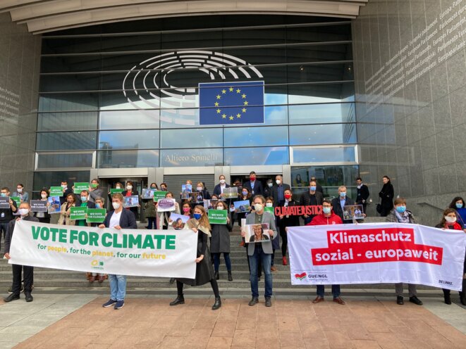 Manifestation des Verts et de la GUE devant le Parlement européen, le 6 octobre 2020 © Réseau Action Climat / Twitter