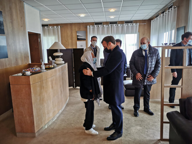 .Sophie Pétronin lors de son arrivée à Villacoublay avec le président français Emmanuel Macron. © AF .Sophie Pétronin lors de son arrivée à Villacoublay avec le président français Emmanuel Macron. © AF