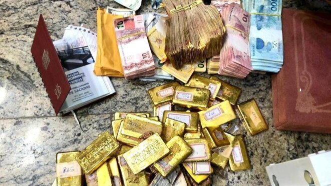 72 barres d'or, d'un poids de 44,9 kilogrammes. © Policia Federal 72 barres d'or, d'un poids de 44,9 kilogrammes. © Policia Federal