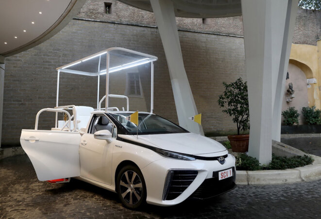 La papamobile est une Mirai de Toyota ("Mirai" signifie "futur" en japonais) La papamobile est une Mirai de Toyota ("Mirai" signifie "futur" en japonais)