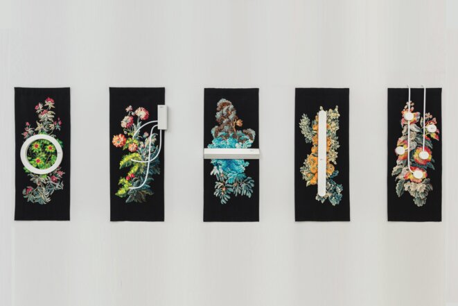 Goliath Dyèvre et Quentin Vaulot, Nouvelles verdures d'Aubusson, Appel à création 2013, tissage: Atelier de la lune, Aubusson, 2014-15, porcelaine: Atelier Charty Bonneau, Saint Maurice La Souterraine, tapisserie de basses lisse, chaine coton, trame en laine de soie, 5,4 fils de chaine au cm, 1,80 x 7, 20 m chaque pièce, porcelaine de Limoges © Photo : Nicolas Roger Goliath Dyèvre et Quentin Vaulot, Nouvelles verdures d'Aubusson, Appel à création 2013, tissage: Atelier de la lune, Aubusson, 2014-15, porcelaine: Atelier Charty Bonneau, Saint Maurice La Souterraine, tapisserie de basses lisse, chaine coton, trame en laine de soie, 5,4 fils de chaine au cm, 1,80 x 7, 20 m chaque pièce, porcelaine de Limoges © Photo : Nicolas Roger