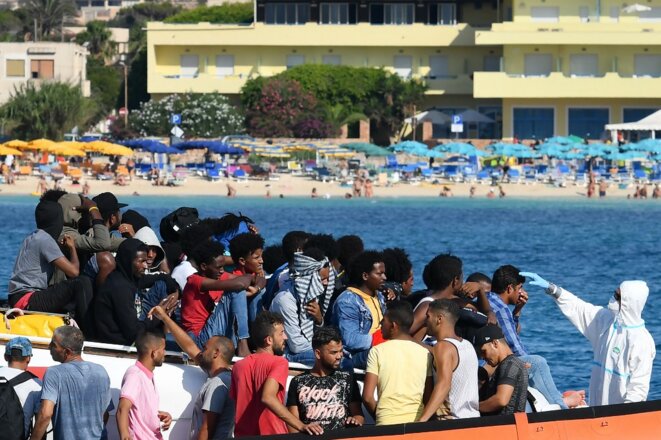 Des migrants tunisiens et libyens à leur arrivée sur les côtes italiennes sur l'île de Lampedusa, le 1er août 2020. © Alberto Pizzoli/AFP