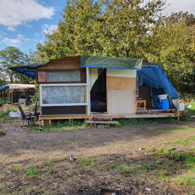 Une cabane autoconstruite sur le campement. © Cyril Hanappe Une cabane autoconstruite sur le campement. © Cyril Hanappe