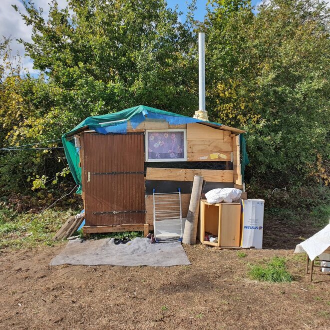 Une cabane autoconstruite sur le campement. © Cyril Hanappe Une cabane autoconstruite sur le campement. © Cyril Hanappe