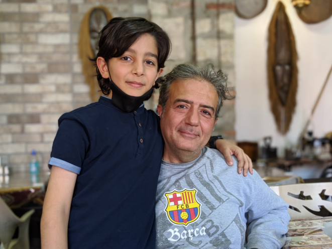 Hovig et son fils Hovhannes dans leur café à Stepanakert. © David Ghahramanyan Hovig et son fils Hovhannes dans leur café à Stepanakert. © David Ghahramanyan